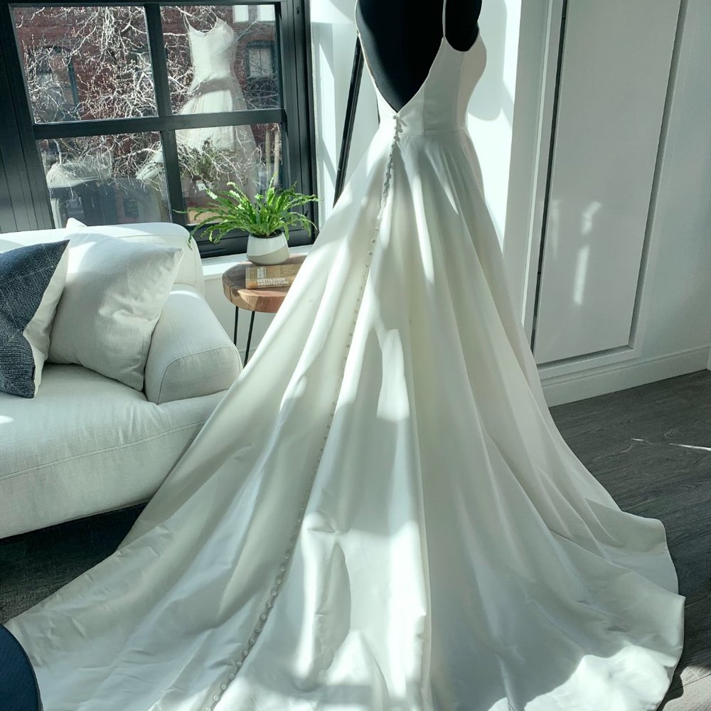 Brand New! Allure Wedding Dress Ivory Size 4 - Picture 2 of 6